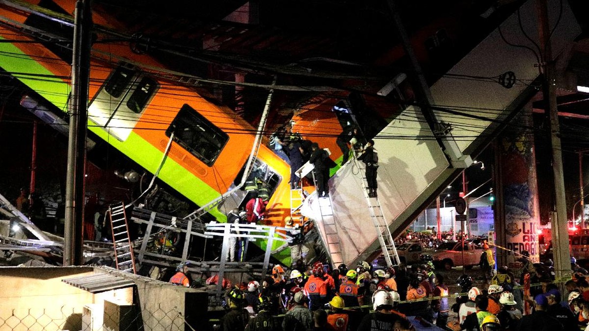 FOTO: Rel Kereta Layang Meksiko Roboh Tewaskan 15 Orang