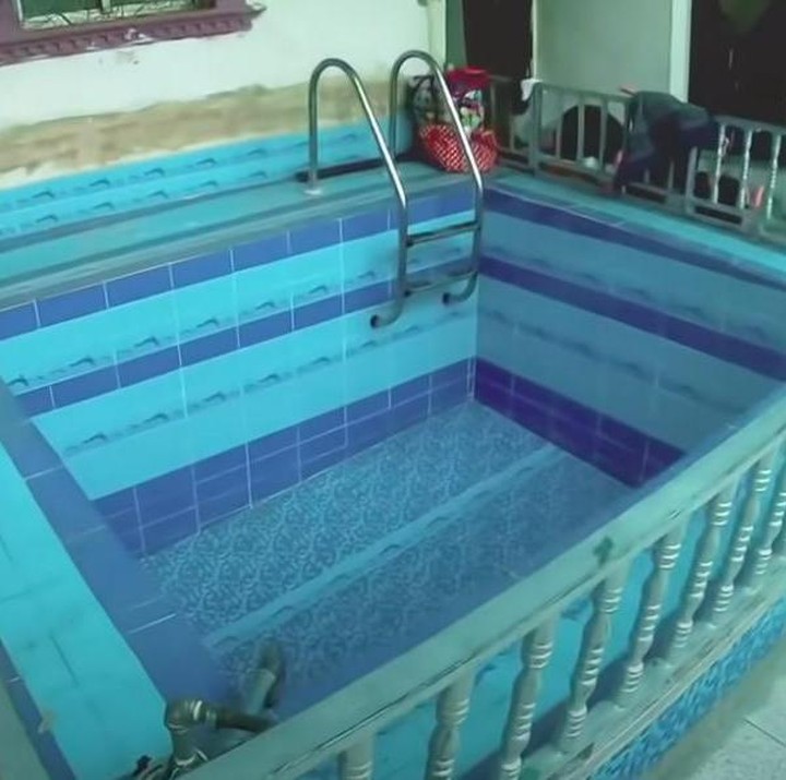 <p>Di tengah rumah, ada kolam renang indoor yang dikhususkan untuk anak-anak. (Foto: YouTube Sahabat Salam)</p>