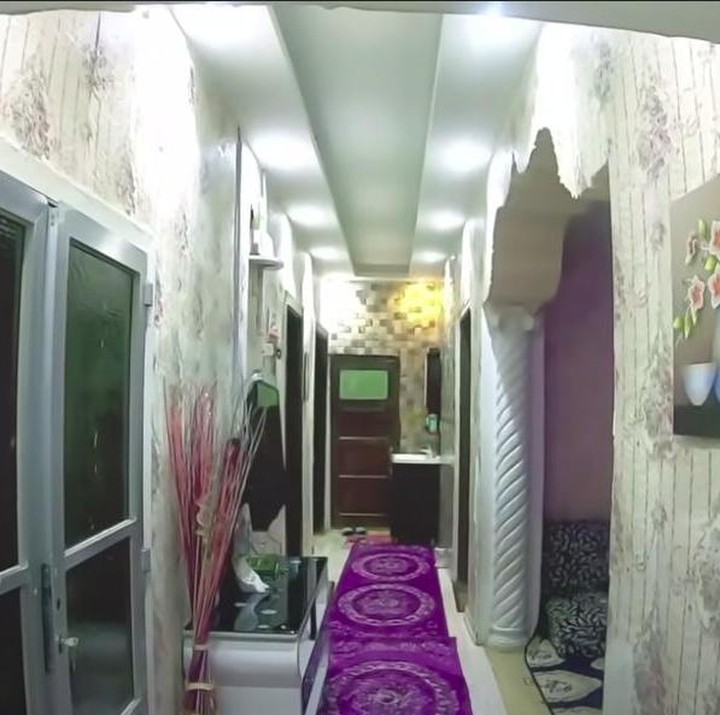 <p>Rumahnya besar dan memanjang. Ada banyak ruang dan kamar di dalam rumah tersebut. (Foto: YouTube Sahabat Salam)</p>