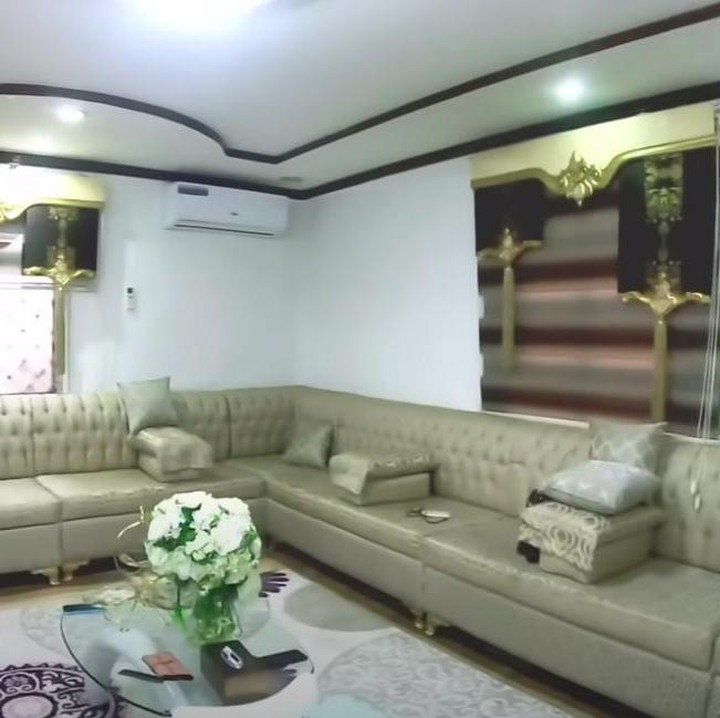 <p>Ruang keluarganya yang luas. Anak dan istri Jenderal Arab biasanya bersantai dan berkumpul di sini. (Foto: YouTube Sahabat Salam)</p>