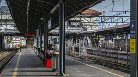 FOTO: Kala Keramaian Stasiun Tanah Abang Hilang Sesaat