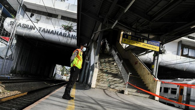Operasional Stasiun Tanah Abang kembali dibuka pada Selasa (18/5). Sebelumnya, sejak 3-17 Mei KRL di Stasiun Tanah Abang ditutup pada pukul 15.00-19.00 WIB.