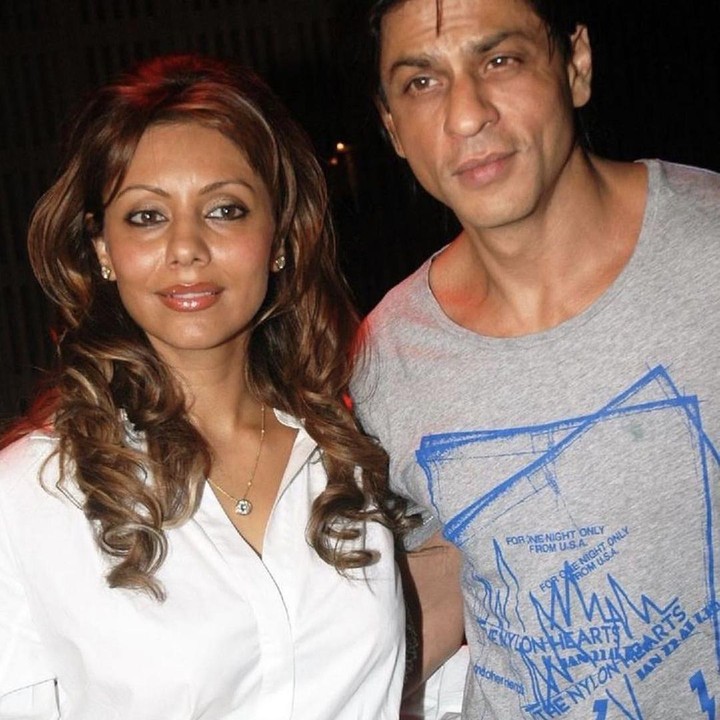 <p>Berbeda keyakinan tak membuat hubungan keduanya merenggang, Bunda. Mereka bahkan terlihat semakin harmonis, lho. Semoga keduanya selalu kompak, ya. (Foto: Instagram: @gaurikhan)</p>