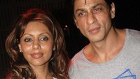 <p>Berbeda keyakinan tak membuat hubungan keduanya merenggang, Bunda. Mereka bahkan terlihat semakin harmonis, lho. Semoga keduanya selalu kompak, ya. (Foto: Instagram: @gaurikhan)</p>