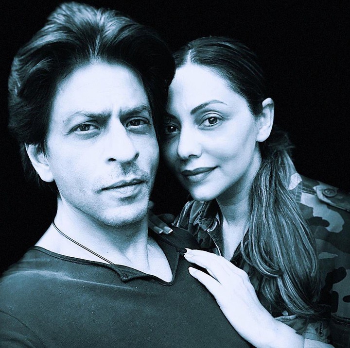 <p>Dalam sebuah foto hitam putih, Khan dan Gauri membagikan momen kebersamaan mereka sambil tersenyum. Harmonis banget ya, Bunda. (Foto: Instagram: @iamsrk)</p>