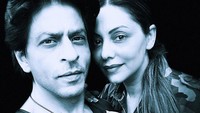 <p>Dalam sebuah foto hitam putih, Khan dan Gauri membagikan momen kebersamaan mereka sambil tersenyum. Harmonis banget ya, Bunda. (Foto: Instagram: @iamsrk)</p>