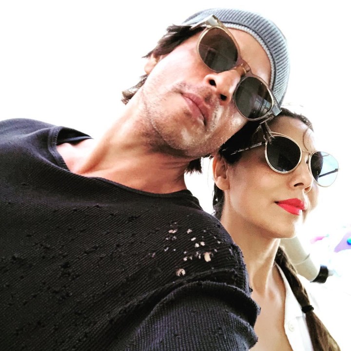 <p>Bak anak muda, keduanya juga kerap membagikan momen selfie mereka, Bunda. Khan dan Gauri kompak mengenakan kacamata hitam, nih. (Foto: Instagram: @iamsrk)</p>