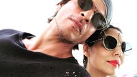 <p>Bak anak muda, keduanya juga kerap membagikan momen selfie mereka, Bunda. Khan dan Gauri kompak mengenakan kacamata hitam, nih. (Foto: Instagram: @iamsrk)</p>
