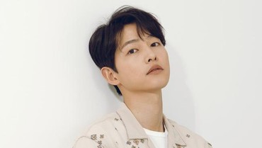 img-title Song Joong Ki Dapat Tawaran Bintangi Film Baru 'Hwaran'