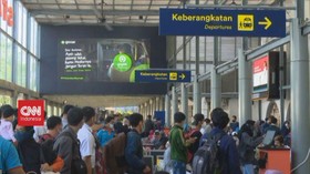 VIDEO: Stasiun Pasar Senen Dipadati Pemudik