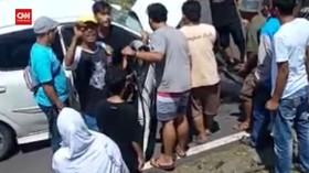 VIDEO: Menegangkan, Upaya Evakuasi Supir Yang Terjepit