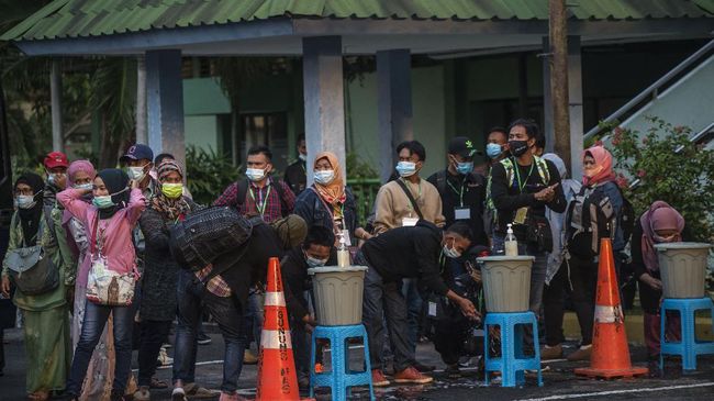34 TKI Jatim Positif Covid, Mayoritas dari Malaysia Para tenaga kerja Indonesia (TKI) kini menjalani perawatan di Rumah Sakit Lapangan Indrapura, Surabaya.
