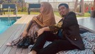 Ustaz Solmed dan April Jasmine Ustaz Solmed berbagi kisah pilu saat kondisi keuangan hancur kala pandemi, namun ia dan April Jasmine sang istri tetap terlihat mesra. Yuk kita intip kemesraan mereka!
