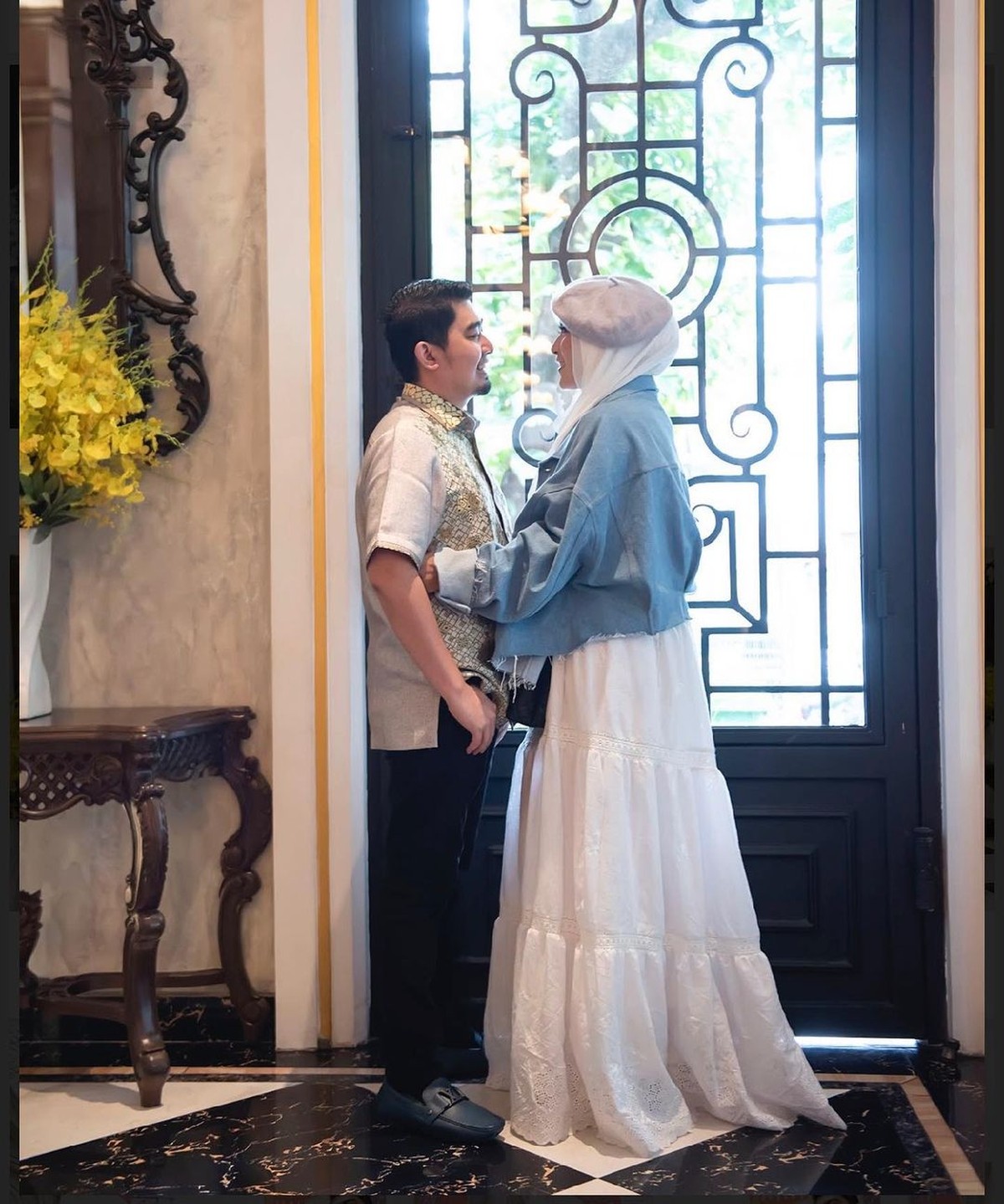 Ustaz Solmed berbagi kisah pilu saat kondisi keuangan hancur kala pandemi&comma; namun ia dan April Jasmine sang istri tetap terlihat mesra&period; Yuk kita intip kemesraan mereka&excl;