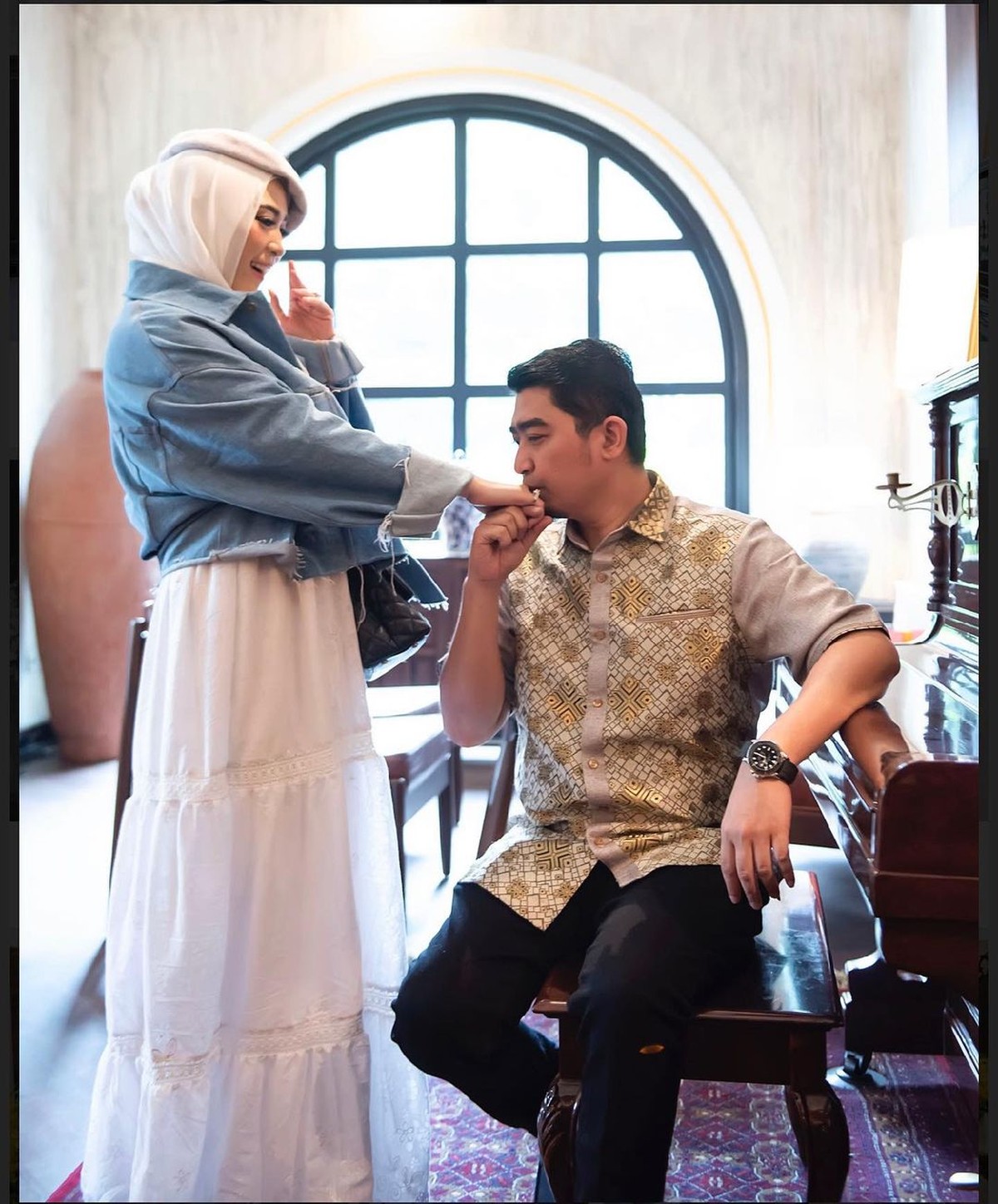 Ustaz Solmed berbagi kisah pilu saat kondisi keuangan hancur kala pandemi&comma; namun ia dan April Jasmine sang istri tetap terlihat mesra&period; Yuk kita intip kemesraan mereka&excl;