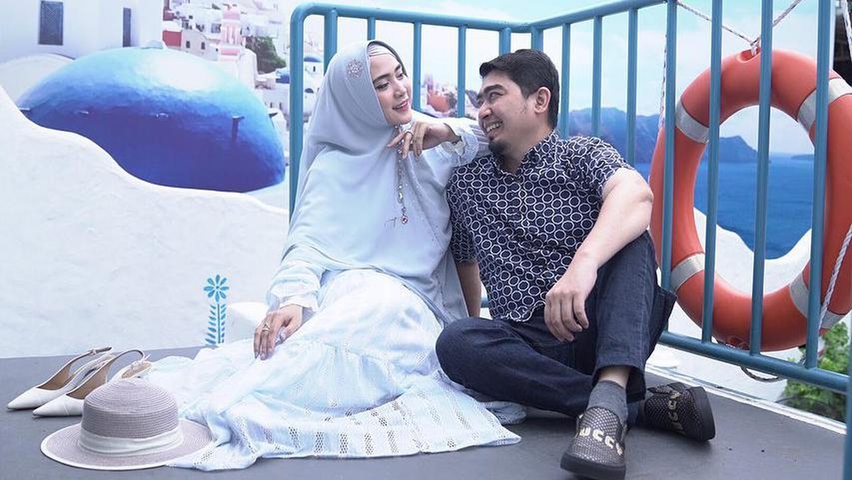 Ustaz Solmed berbagi kisah pilu saat kondisi keuangan hancur kala pandemi&comma; namun ia dan April Jasmine sang istri tetap terlihat mesra&period; Yuk kita intip kemesraan mereka&excl;