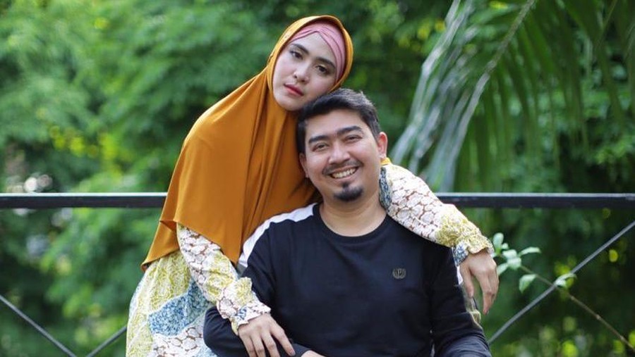 Ustaz Solmed berbagi kisah pilu saat kondisi keuangan hancur kala pandemi, namun ia dan April Jasmine sang istri tetap terlihat mesra. Yuk kita intip kemesraan mereka!