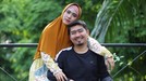 Ustaz Solmed dan April Jasmine Ustaz Solmed berbagi kisah pilu saat kondisi keuangan hancur kala pandemi, namun ia dan April Jasmine sang istri tetap terlihat mesra. Yuk kita intip kemesraan mereka!