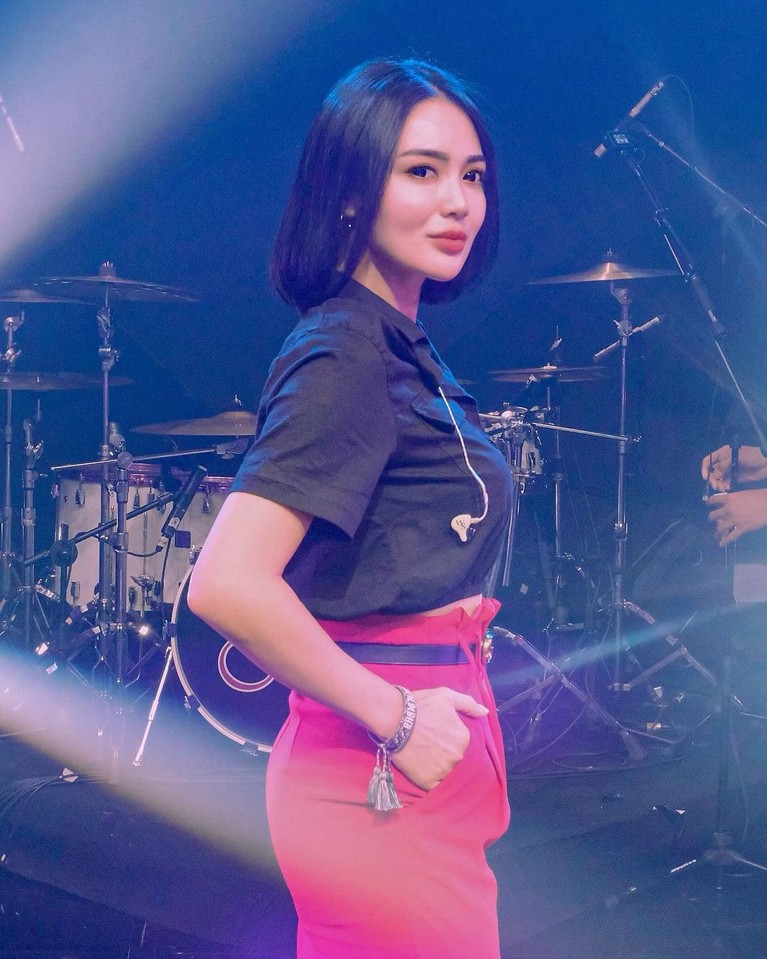 Wika Salim Sudah janda Wika Salim mengaku masih perawan. Yuk kita intip potret janda seksi satu ini!