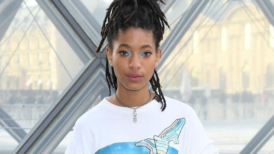 PARIS, FRANCE - MARCH 05: Willow Smith attends the Louis Vuitton show as part of the Paris Fashion Week Womenswear Fall/Winter 2019/2020  on March 05, 2019 in Paris, France. (Photo by Pascal Le Segretain/Getty Images)
