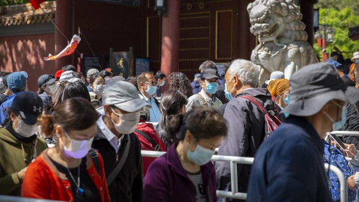 Wisatawan memadati taman wisata kota terlarang di Beijing. (AP/Andy Wong)