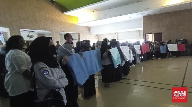 Puluhan guru honorer di Kota Makassar berdemonstrasi menuntut gaji mereka selama tiga bulan dibayarkan. Mereka ditemui Plt Kepala Dinas Pendidikan Makassar.