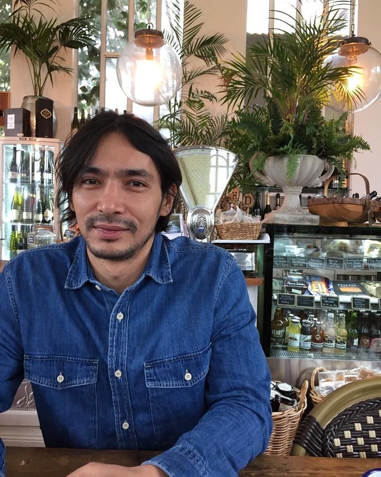 Abimana Aryasatya Abimana Aryasatya aktor tampan yang populer ini memiliki kisah masa lalu yang kelam. Yuk kita lihat potret si tampan ini!
