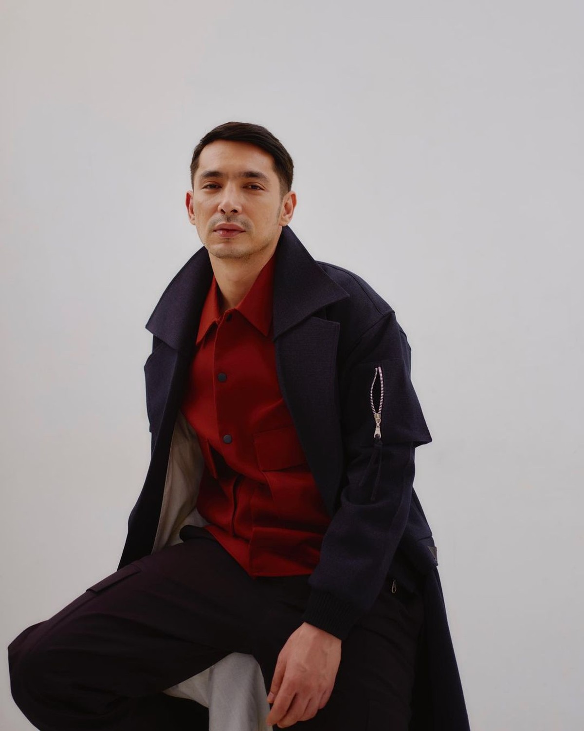 Abimana Aryasatya aktor tampan yang populer ini memiliki kisah masa lalu yang kelam&period; Yuk kita lihat potret si tampan ini&excl;