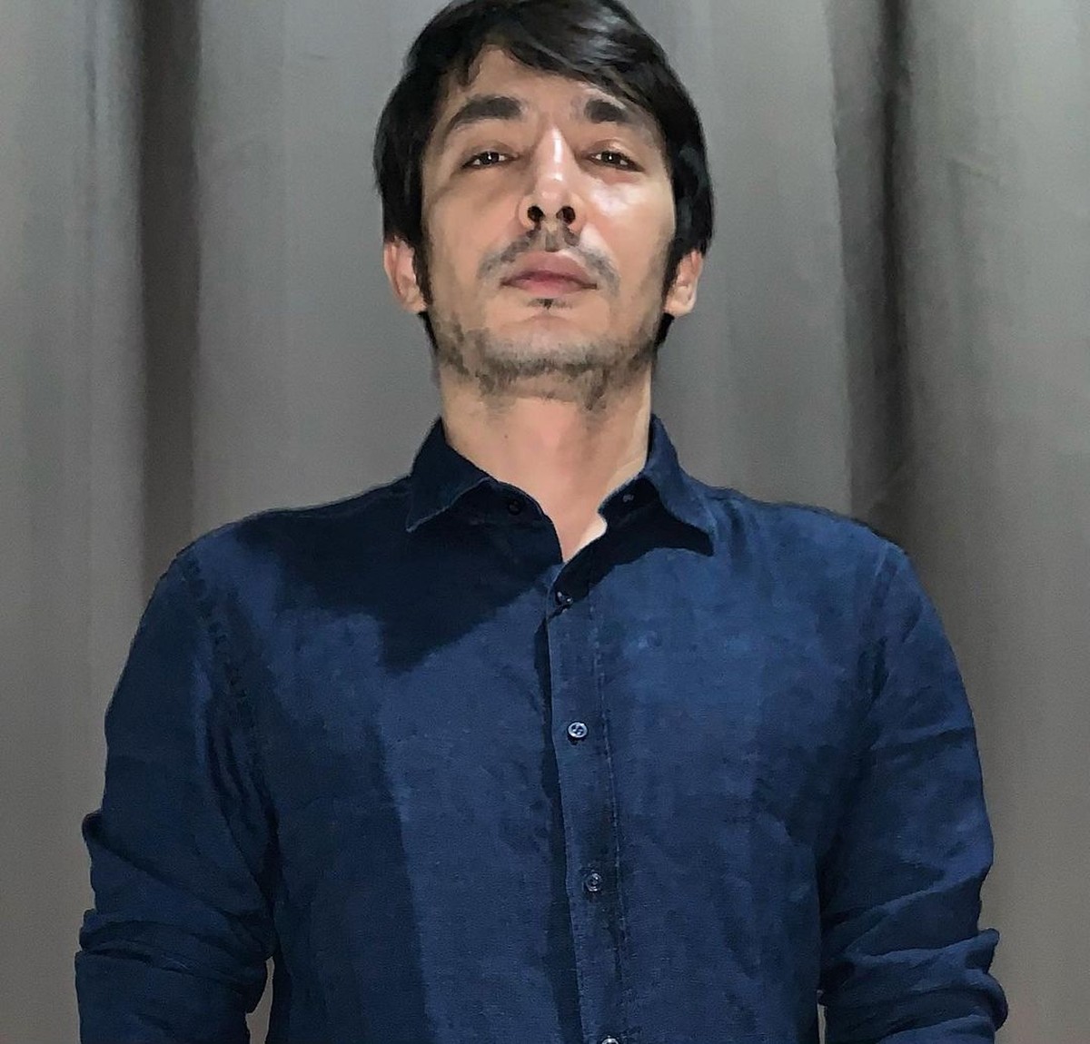 Abimana Aryasatya aktor tampan yang populer ini memiliki kisah masa lalu yang kelam&period; Yuk kita lihat potret si tampan ini&excl;