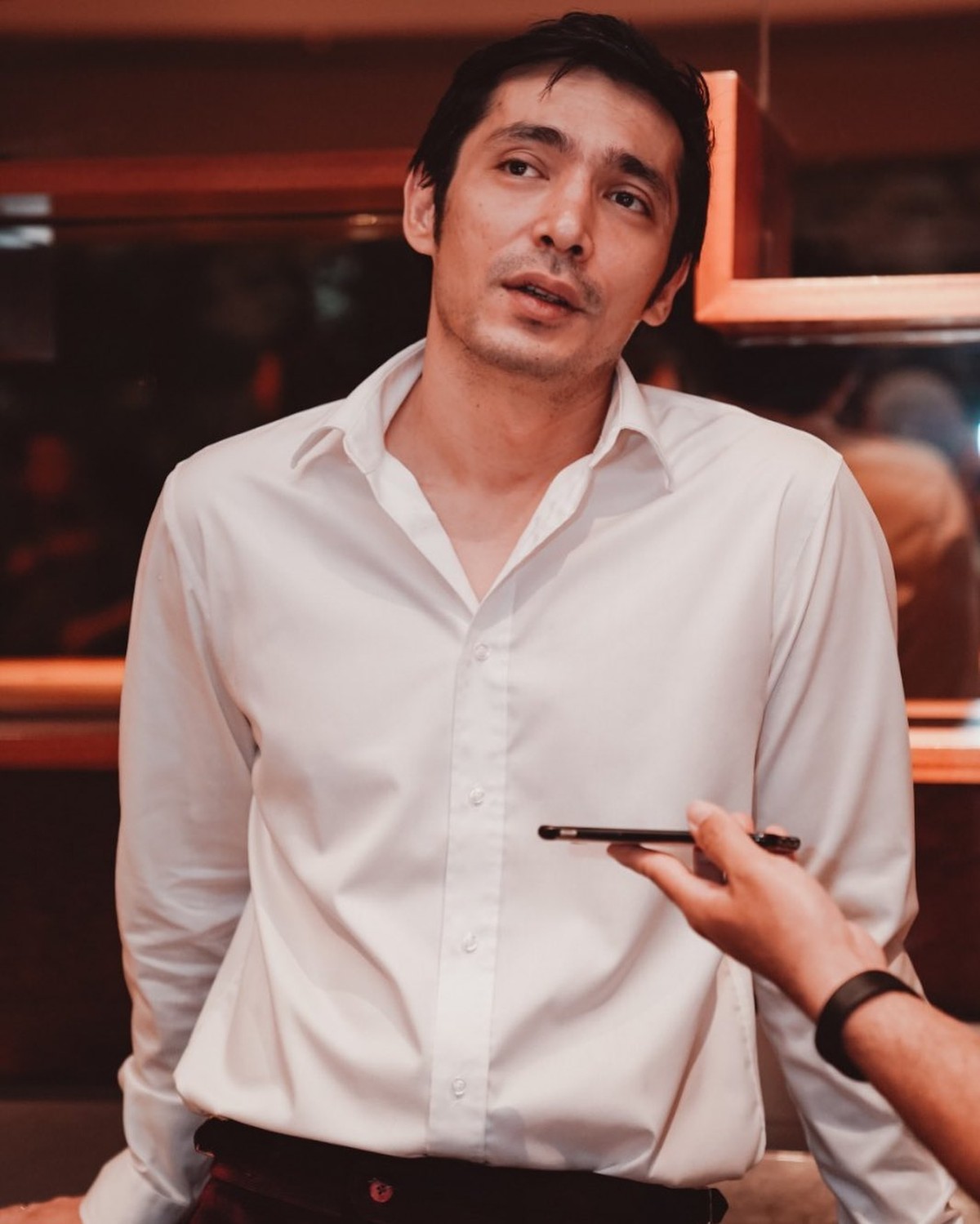 Abimana Aryasatya aktor tampan yang populer ini memiliki kisah masa lalu yang kelam&period; Yuk kita lihat potret si tampan ini&excl;