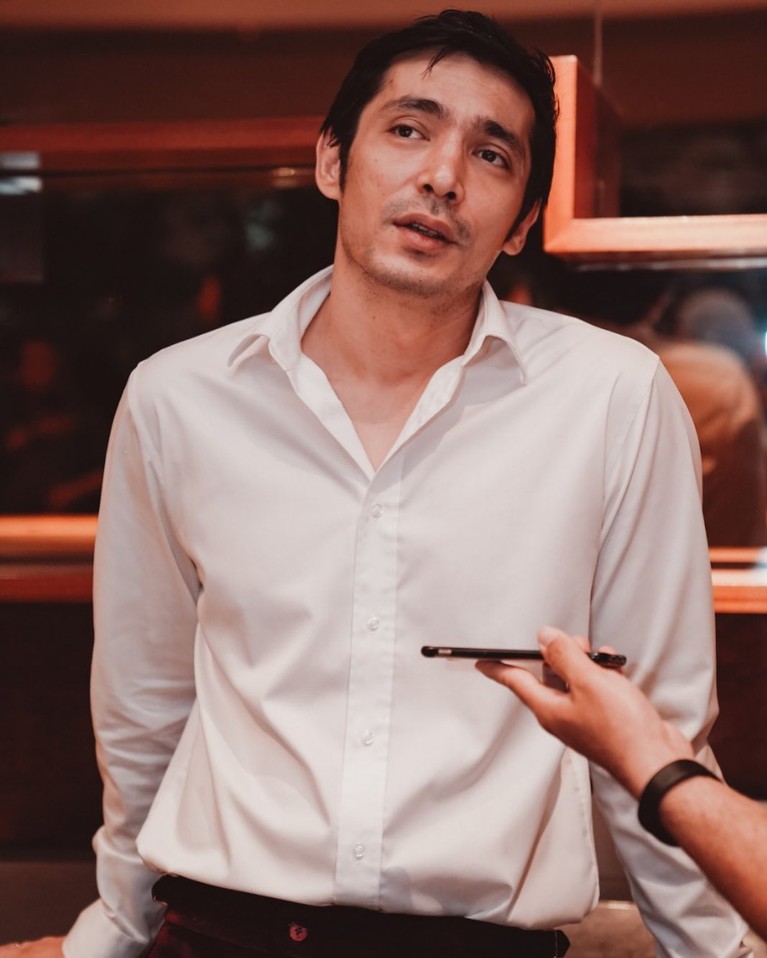 Abimana Aryasatya Abimana Aryasatya aktor tampan yang populer ini memiliki kisah masa lalu yang kelam. Yuk kita lihat potret si tampan ini!