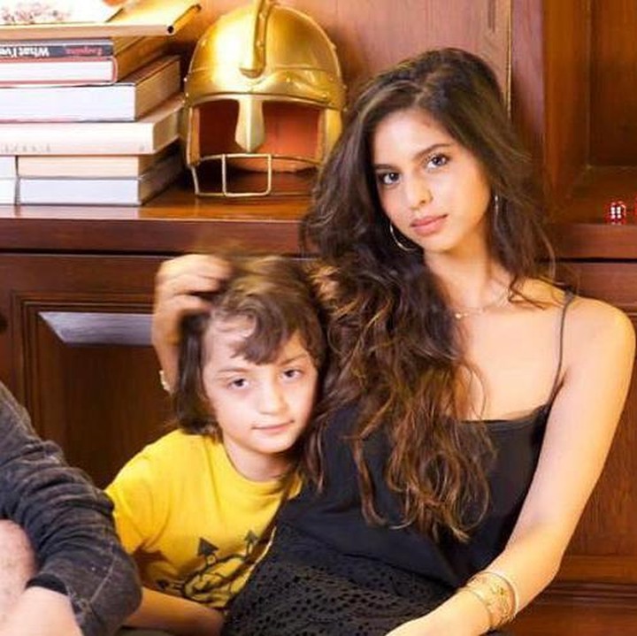 <p>Banyak yang bilang ketiga anak Shah Rukh Khan tak kalah tampan dan cantik dari orang tuanya nih. Setuju enggak, Bunda? (Foto: Instagram @gaurikhan)</p>