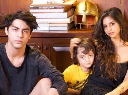 7 Potret Tiga Anak Shah Rukh Khan yang Pesonanya Tak Kalah dari Sang Ayah