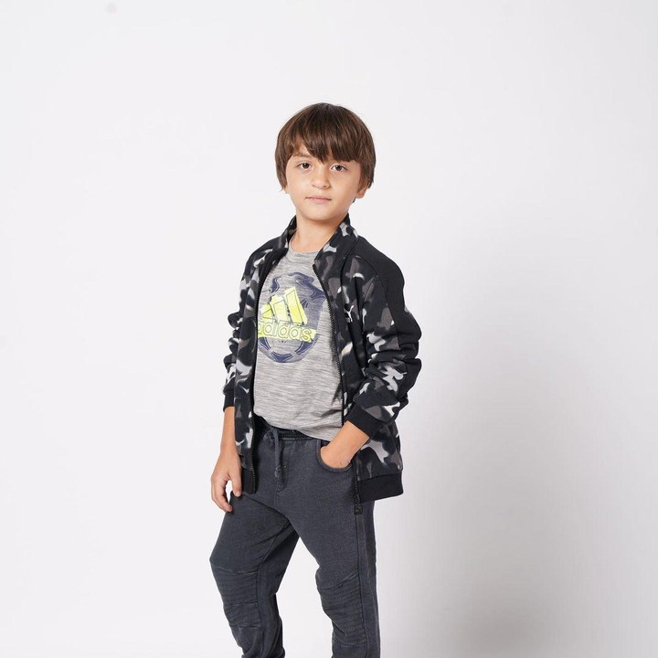 <p>Anak bungsu Shah Rukh Khan, Abram Khan, menjadi kesayangan keluarga. Abram yang kini berusia 7 tahun sepertinya juga ingin mengikuti jejak sang ayah di dunia hiburan. Belum lama ini, sang ibu membagikan foto Abram yang tengah pemotetran. (Foto: Instagram @gaurikhan)</p>