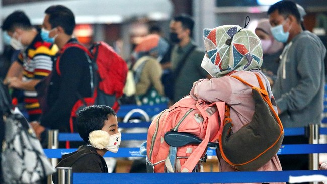 Kemenkes meminta seluruh bandara tak mengendurkan pemeriksaan kesehatan penumpang yang baru tiba untuk mendeteksi virus corona.