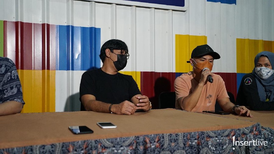 Andre Taulany dan Wendy Cagur saat konferensi pers PAS Buka