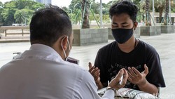 Niat Bayar Zakat Fitrah untuk Diri Sendiri & Orang yang Sudah Meninggal dalam Islam