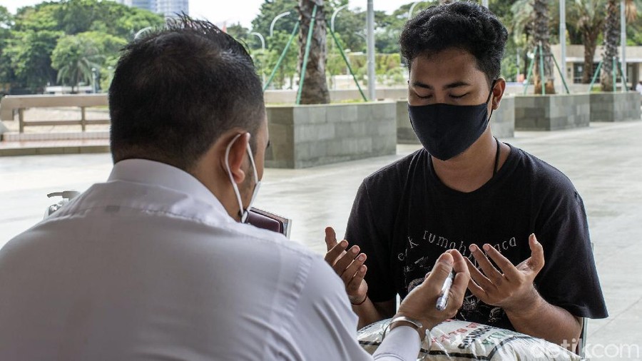 Masjid Istiqlal rutin membuka layanan zakat fitrah setiap tahun di bulan Ramadhan&period; Guna cegah Corona&comma; layanan pembayaran zakat fitrah itu terapkan prokes ketat&period;