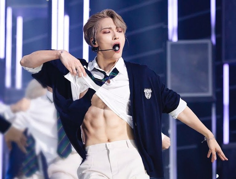 Selain musik dan penampilan yang fenomenal member grup ATEEZ juga memiliki visual yang indah. Yuk kita intip penampilan mereka dengan otot kekar!