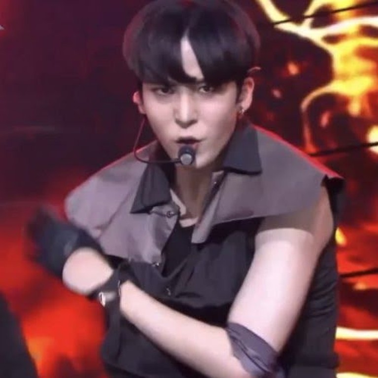 Selain musik dan penampilan yang fenomenal member grup ATEEZ juga memiliki visual yang indah. Yuk kita intip penampilan mereka dengan otot kekar!