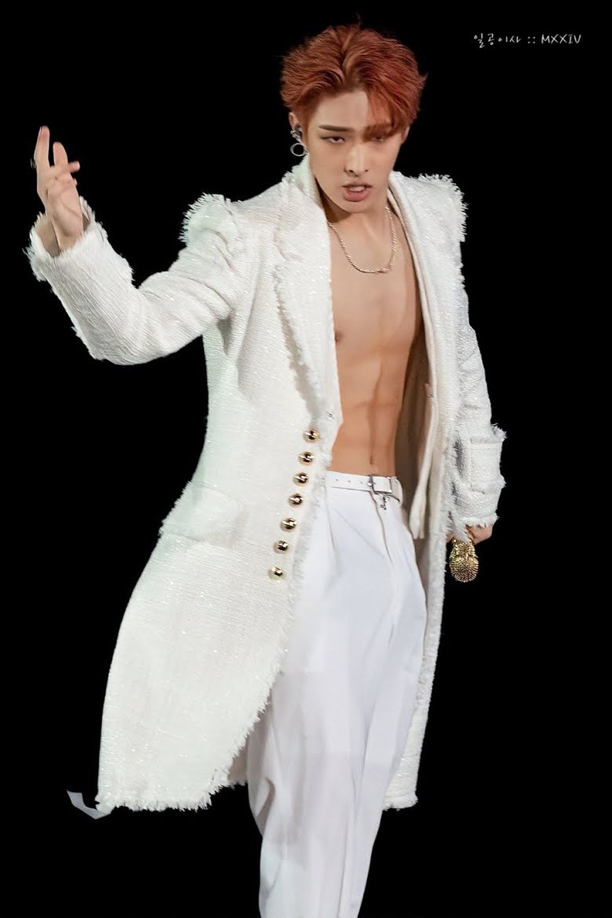 Selain musik dan penampilan yang fenomenal member grup ATEEZ juga memiliki visual yang indah&period; Yuk kita intip penampilan mereka dengan otot kekar&excl;