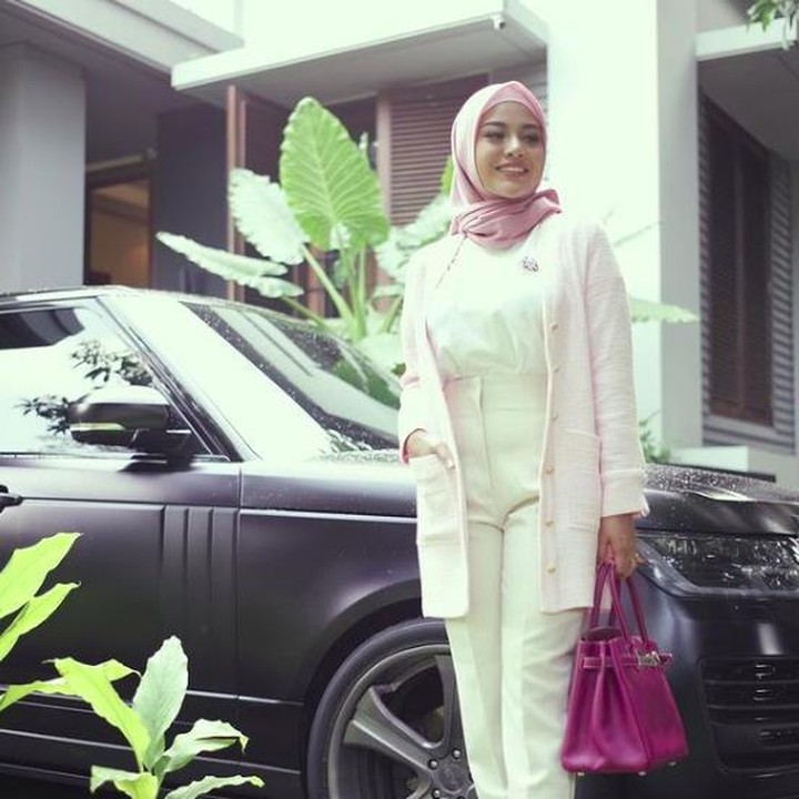 <p>Tampil dengan busana muslim, Aurel pun mendapat banyak pujian dari penggemarnya. (Foto: Instagram @aurelie.hermansyah)</p>