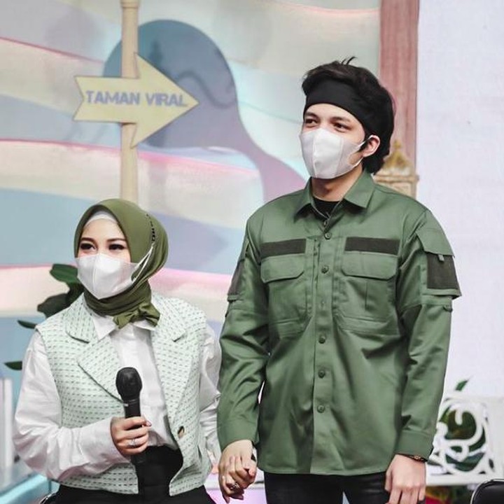 <p>Aurel Hermansyah kini tampil berhijab, Bunda. Ia sudah kenakan hijab semenjak awal bulan Ramadhan. (Foto: Instagram @attahalilintar)</p>