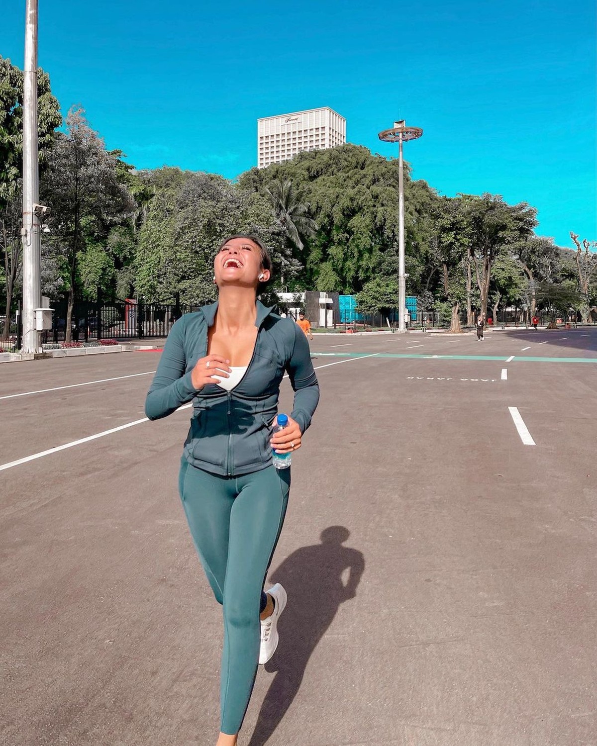 Selebgram ternama Awkarin mempunyai banyak kegiatan produktif yang sering ia bagikan di unggahan Instagramnya&period; Yuk kita intip&excl;