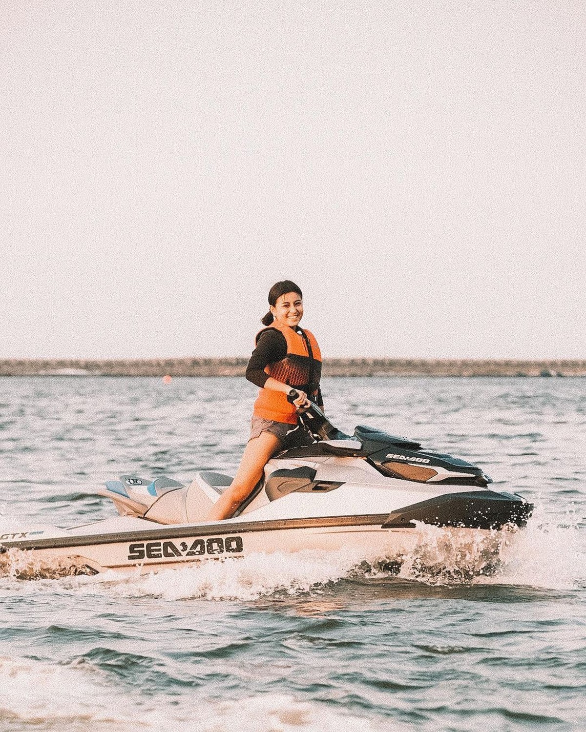 Selebgram ternama Awkarin mempunyai banyak kegiatan produktif yang sering ia bagikan di unggahan Instagramnya&period; Yuk kita intip&excl;