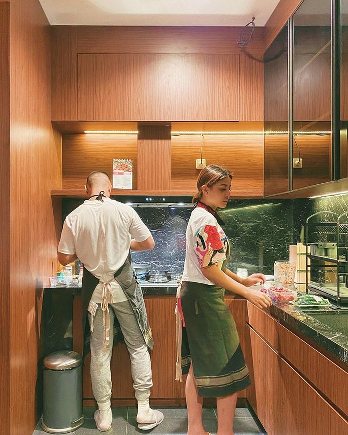 Selebgram ternama Awkarin mempunyai banyak kegiatan produktif yang sering ia bagikan di unggahan Instagramnya&period; Yuk kita intip&excl;