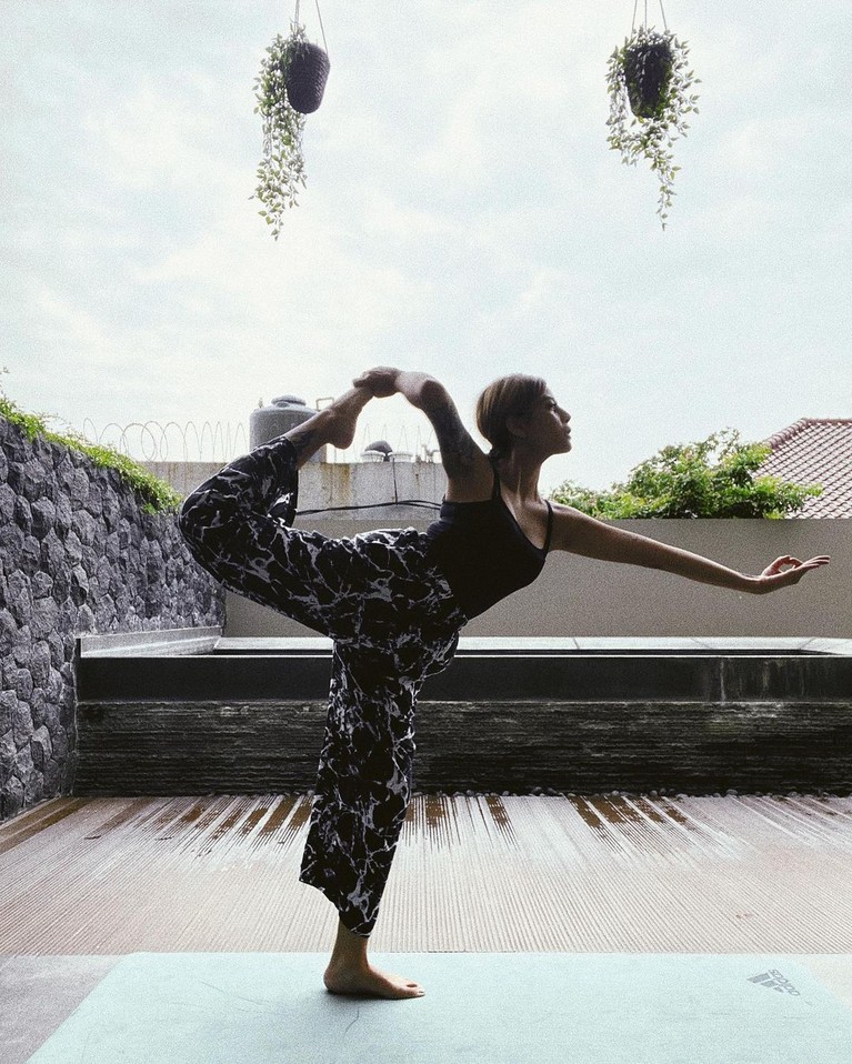 Awkarin Selebgram ternama Awkarin mempunyai banyak kegiatan produktif yang sering ia bagikan di unggahan Instagramnya. Yuk kita intip!