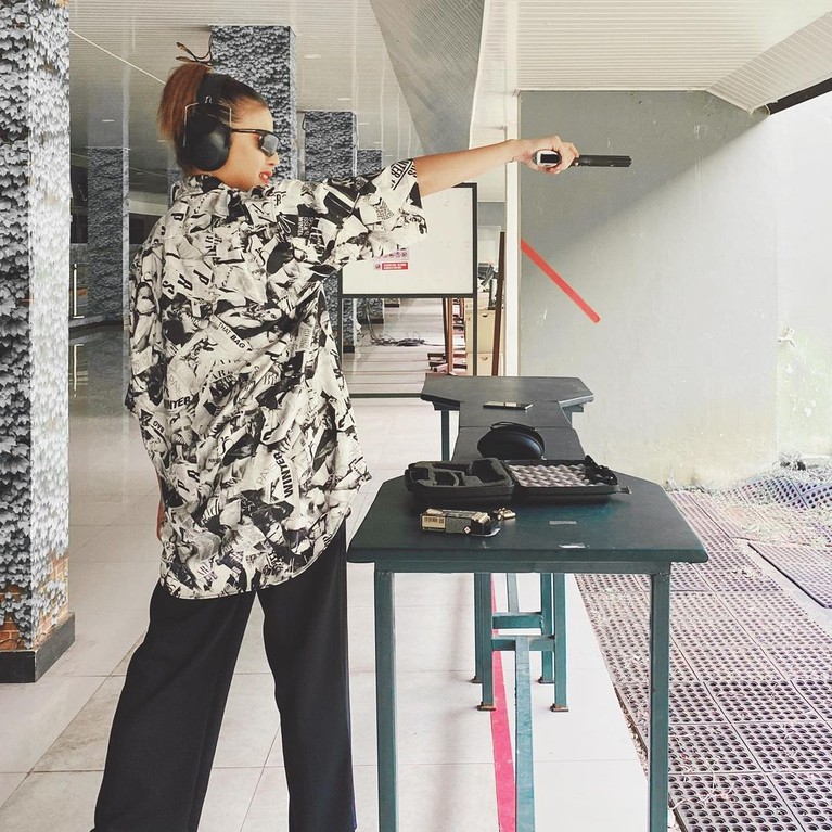 Awkarin Selebgram ternama Awkarin mempunyai banyak kegiatan produktif yang sering ia bagikan di unggahan Instagramnya. Yuk kita intip!