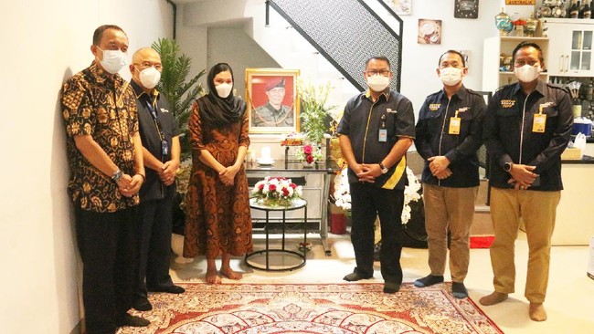 PT Asabri menyerahkan santunan kematian kepada ahli waris Kepala BIN Papua I Gusti Putu Danny Karya Nugraha di Cijantung, Jakarta Timur, Rabu (5/5).