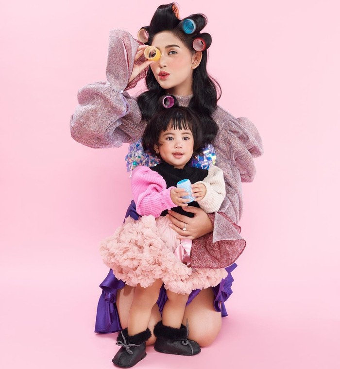 Beberapa waktu yang lalu, Rachel Vennya mengunggah hasil pemotretan dirinya bersama dengan anak keduanya, Aurorae Chava Al-Hakim. Keduanya terlihat kompak dengan mengenakan busana yang senada. (Foto: instagram.com/rachelvennya/)